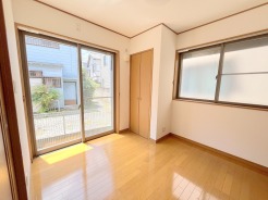 たっぷりの陽光と、心地よい風が舞い込みます。
