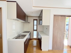 キッチン裏の空間もしっかり確保。カップボードも大きなものを置けそうです。

