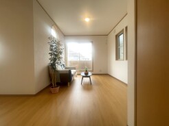 穏やかな空気が流れる室内は、木目のやさしい質感とすっきりとしたデザインが調和し、日々の暮らしに静かな安らぎをもたらす心地よい空間です
