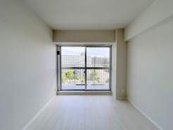 南向きの大きな窓から、たっぷりの陽射しが射し込みますね。
