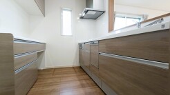 木の温もりを感じさせるナチュラルな色合いが、心地よい調和を生み出す洗練された空間です。
