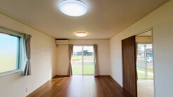 シンプルな内装と落ち着いた色調が調和し、日々の暮らしに安らぎをもたらす心地よい空間です。