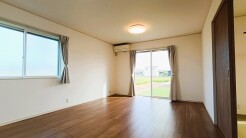 窓の外に広がるのどかな風景と調和した、シンプルで開放感のある室内が日々の暮らしに安らぎを与えてくれます。