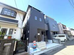 吹き抜けのあるデザイン住宅、是非ご内見ください〇