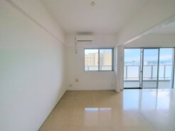今からここを誰のお部屋にしようか、そんな洋室。大きさは５.５帖です。
