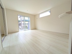 無駄のないシンプルな空間が広がり、日々の暮らしに心地よいゆとりと落ち着きをもたらしてくれます。