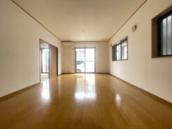 シンプルで無駄のない空間は、住まう人の個性を引き立てる穏やかな広がりを感じさせます。日々の暮らしに調和をもたらす、落ち着いた佇まいが魅力の室内です