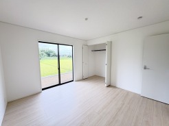 大きめのベッドを置いても、まだゆとりが持てる大きさ。8帖の主寝室。