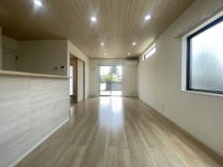 木目の温かみと洗練されたデザインが調和する、開放感あふれる心地よい空間。丁寧な暮らしを叶える、落ち着いた色合いでまとめられた室内は、家族が自然と集まる穏やかな場所として日々の安らぎをもたらします