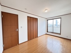 バルコニーからはたっぷりと太陽の光が舞い込みます。