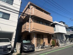 鉄骨造・屋上付きです〇