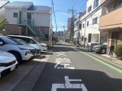 幅員こそやや狭くても、その分交通量が少なくて安心。
