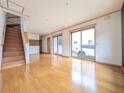 端正な木目の質感が心地よく、日々の暮らしに穏やかな広がりを感じさせてくれる空間です。