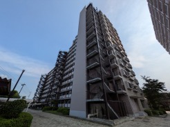 空に向かって伸びやかな存在感を放つ、街の景観と穏やかに調和する佇まい。