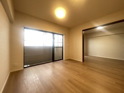 余白を活かしたシンプルな空間構成が、住まう人の個性を引き立てます。穏やかな時の流れを感じる、落ち着きある住空間が日々の暮らしに安らぎとゆとりをもたらしてくれるはずです
