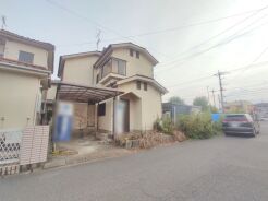 駐車が苦手な方にも嬉しい、前面６ｍ道路に面した住まい。
