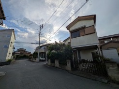 穏やかな時間が流れる住宅街の中で、空の広がりを感じながら落ち着いた毎日を過ごせる住環境です。