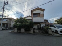 落ち着いた住宅街に佇み、日々の暮らしに静かな安らぎをもたらす住まい。