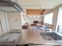 木目の天井がアクセントとなり心地よい開放感に満ちた穏やかな空間