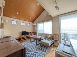 木目が美しい高い天井と自然の温もりが心地よい落ち着きのある空間