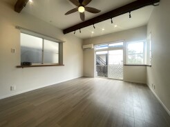 木の温もりを感じる梁が印象的な空間は、落ち着いた色合いの床材と調和し、日々の暮らしに穏やかな安らぎをもたらす心地よい広がりを見せています
