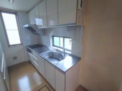 収納たっぷり。調理器具や調味料も出し入れしやすいですね。