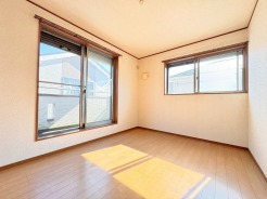 たっぷりの陽光と、心地よい風が舞い込みます。
