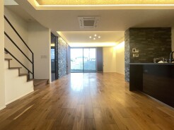 石貼りのアクセントウォールと木目が織りなす上質な空間が心地よい深いくつろぎの時間をもたらします
