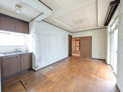 木の温もりと落ち着いた色合いが調和する、心地よい日常を描ける空間です。