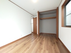 たっぷりの陽光に包まれる明るい住まいが、ここにあります。
