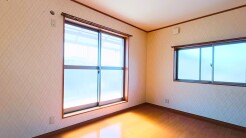 大事な日当たりは、大きな窓から。誰のお部屋にしましょう。
