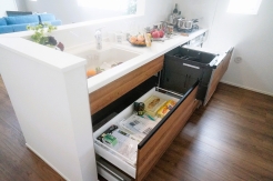 収納スライドをぐっと開けばお鍋や調味料をどんどんしまえる大収納。キッチンはいつもキレイ。
