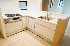 家事動線に配慮されたＬ字型キッチン。
