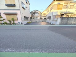 駐車が苦手な方にも嬉しい、前面6.7ｍ道路に面した住まい。
