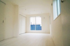 将来は間仕切りで。洋間二部屋分に対応可能な洋室。
