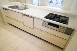 料理をしながらでも、ご家族との会話を楽しめる対面キッチン。
