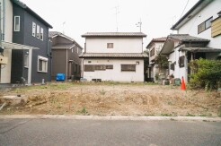 車通りの少ない閑静な住宅地、のびのびした子育てに適します。

