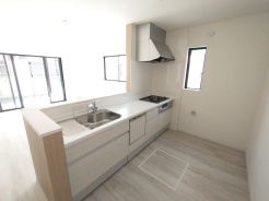 料理をしながらでも、ご家族との会話を楽しめる対面キッチン。
