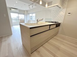 快適な新生活を迎えられそうな、新品のキッチンです。
