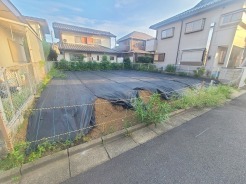 車通りの少ない閑静な住宅地、のびのびした子育てに適します。
