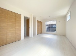 将来は間仕切りで。洋間二部屋分に対応可能な洋室。
