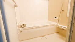 一日の疲れを癒す浴室は、広々１坪以上。
