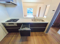 料理をしながらでも、ご家族との会話を楽しめる対面キッチン。
