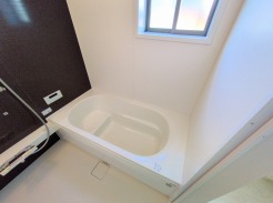 広々１坪タイプのゆったり浴室ユニットは半身浴もゆっくり楽しめるベンチバス仕様。防カビ・抗菌素材なのもうれしい。
