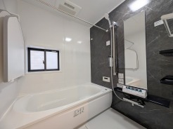 広々１坪タイプのゆったり浴室ユニット。浴室は湿気がたまりやすく、換気扇だけでは心配。窓をあければお風呂がカラっと乾きます。防カビ・抗菌素材なのもうれしい。
