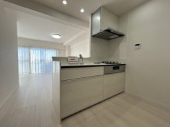 リビングで遊ぶお子様を見守りながらお料理ができる、対面キッチン。
