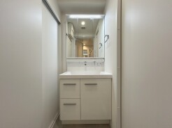 三面鏡を採用した洗面化粧台。鏡の裏にも収納スペースがあります。
