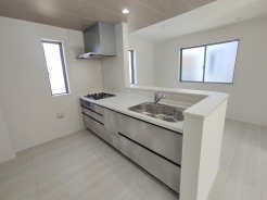 キッチンの性能が上がれば、いつものお料理も楽しくなりますね。対面キッチンがご家族の温かい時間を演出。
