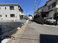 駐車が苦手な方にも嬉しい、前面8.9ｍ道路に面した住まい。
