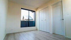 バルコニーからはたっぷりと太陽の光が舞い込みます。
